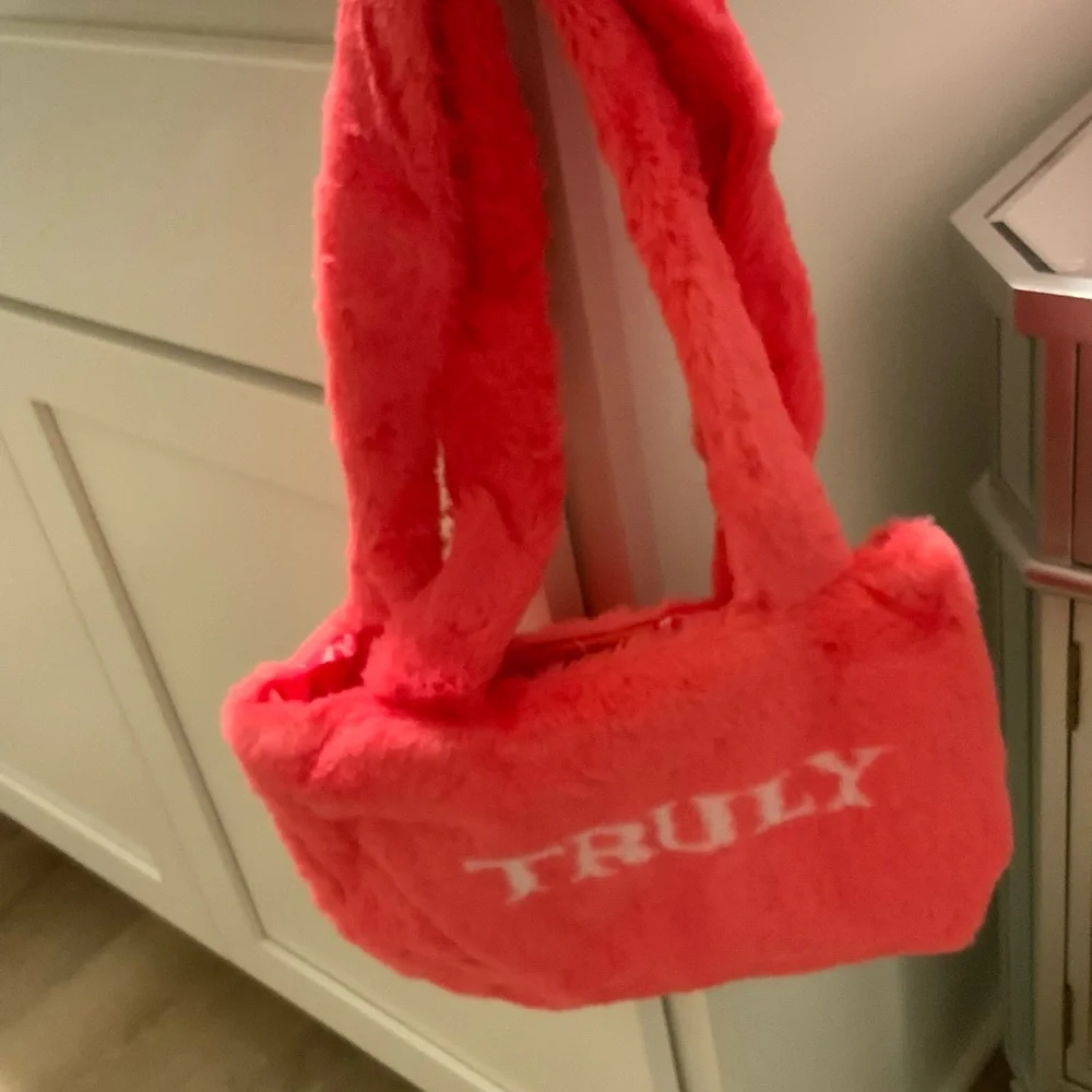 Truly VIP Collection beauty bundle with two free bags - Picture 4 of 11